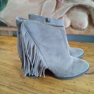 Arturo Chiang Size 8.5 Grey Fringe Suede Leather 3" Heel Ankle Boots